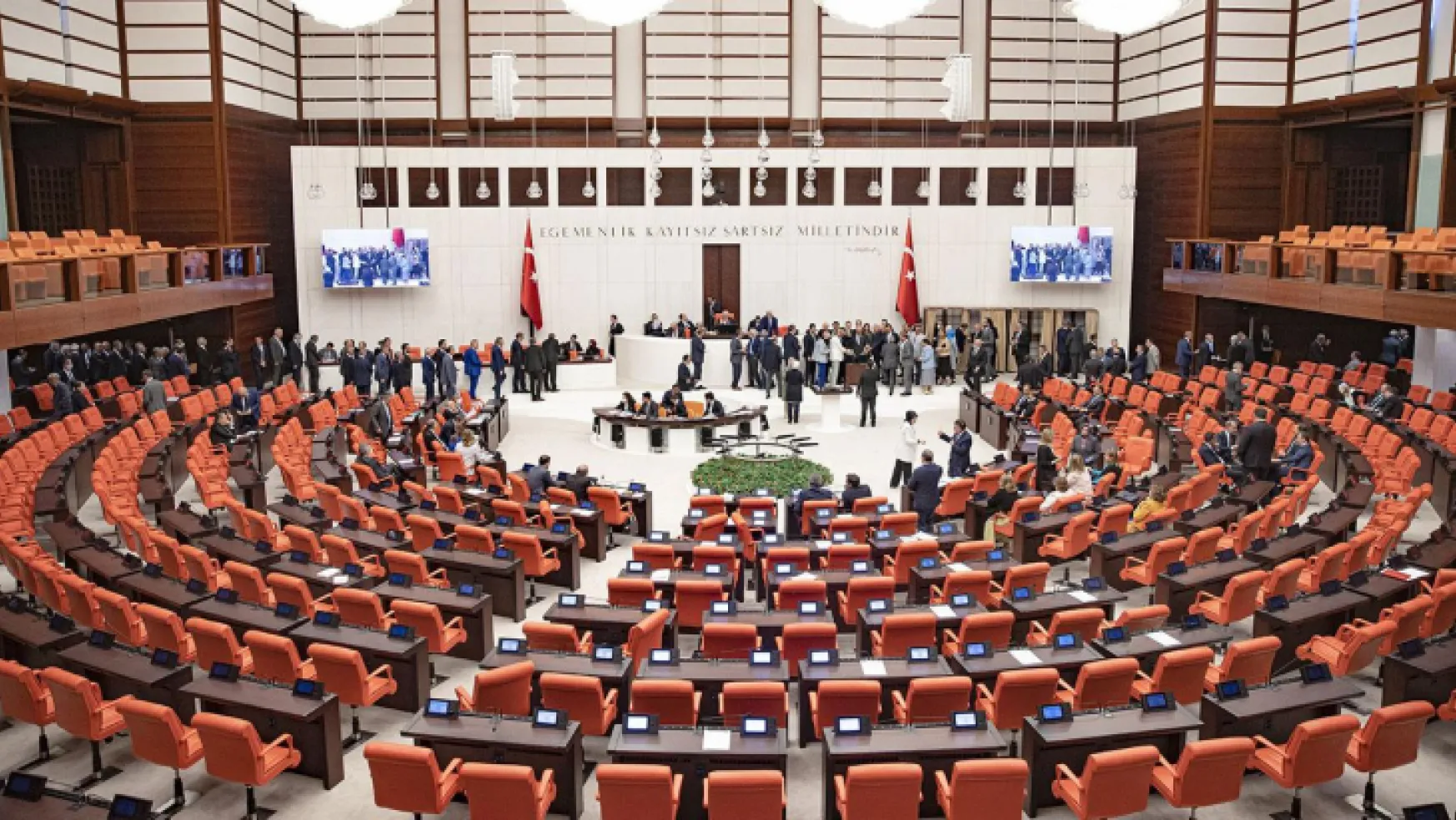 Meclis Genel Kurulu'nda 'Bahçeli' gerginliği: Sırrı Süreyya Önder birleşime ara verdi