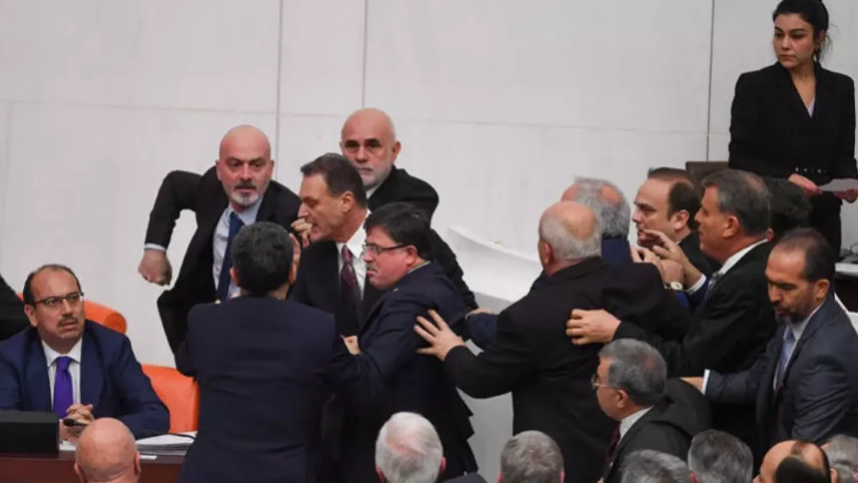 Meclis'te yine yumruklu kavga! İYİ Parti'li vekil yoğun bakıma kaldırıldı