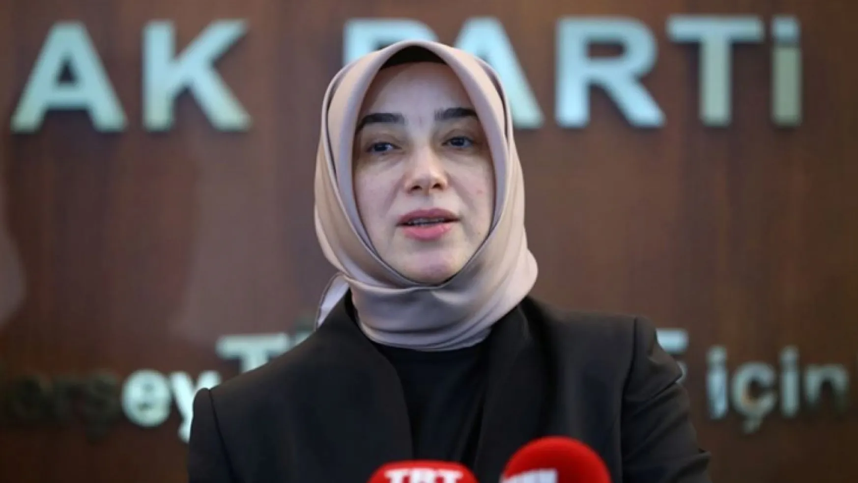 Öğretim üyesi AK Partili kadın milletvekillerini hedef aldı