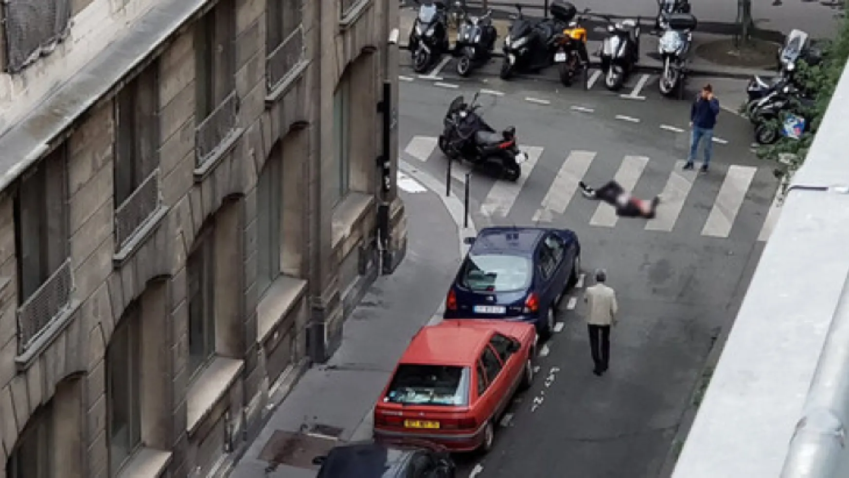 Paris'te bıçaklı saldırı yaralılar var