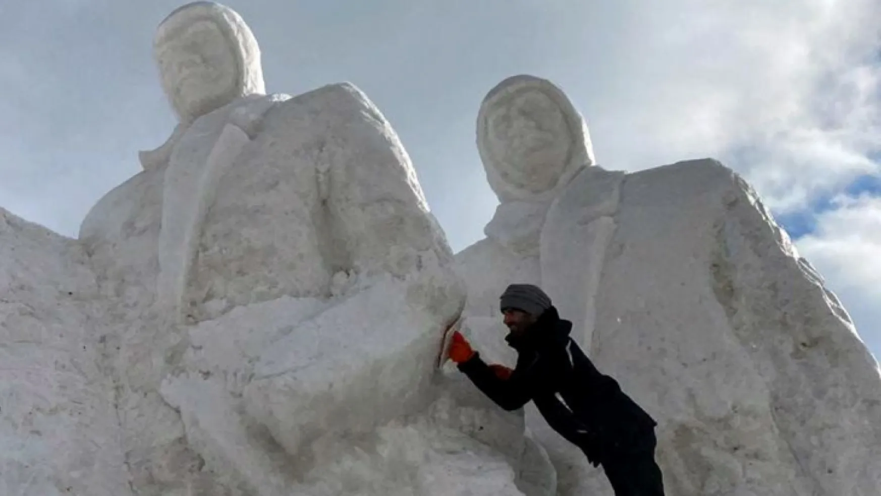 Sarıkamış şehitlerini anmak için kardan heykeller yapılıyor