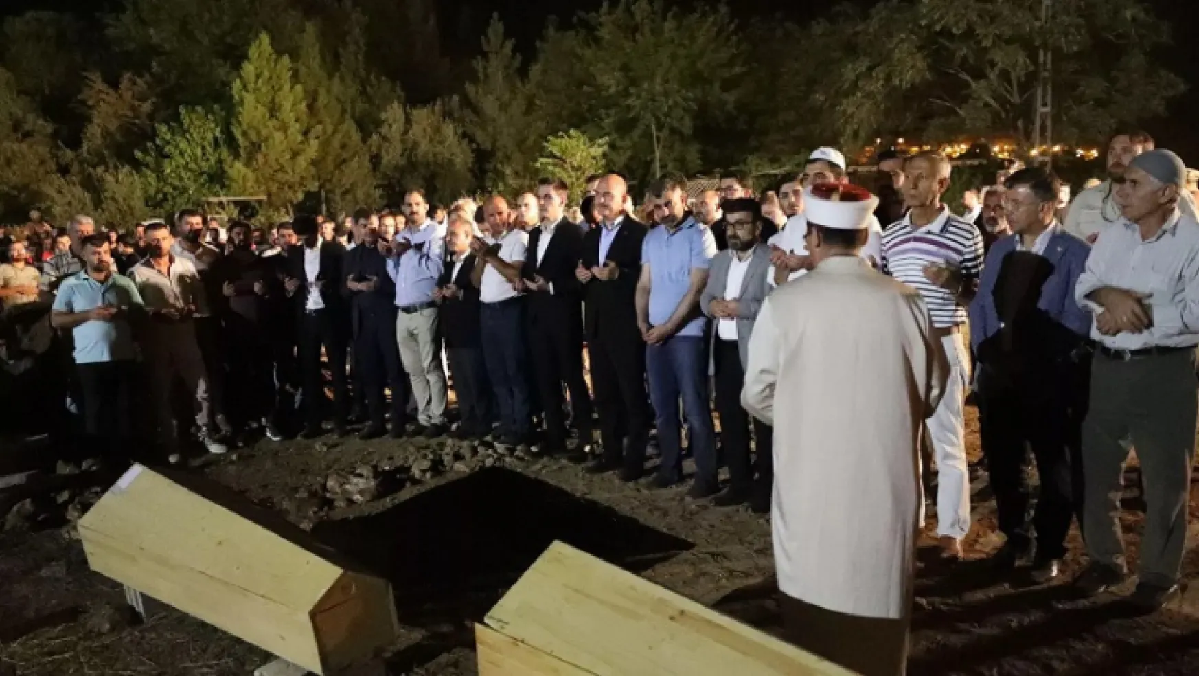 Soylu Mardin'deki kazada hayatını kaybedenlerin cenaze törenine katıldı