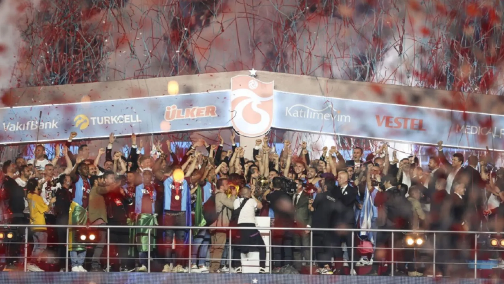Trabzonspor şampiyonluğunu kutluyor