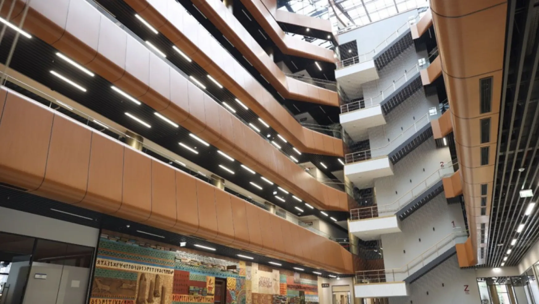 Türkiye'nin en büyük üniversite kütüphanesi bugün açılıyor