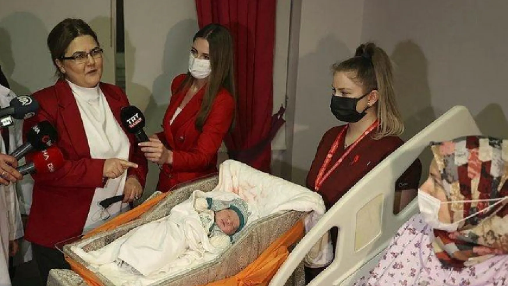 Yanık Ankara'da yeni yılın ilk bebeğini ziyaret etti