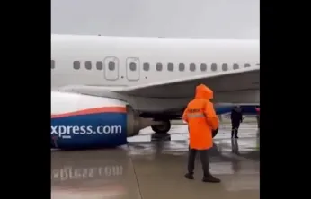 Antalya Havalimanı'nda büyük panik! Uçağın iniş takımları kırıldı!