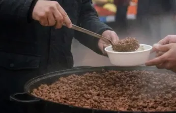 Cuma namazı çıkışı cemaate domuz kavurması yedirdi