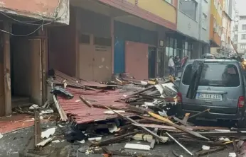 İstanbul'u lodos vurdu: Ayasofya Camii'nin alemi düştü...