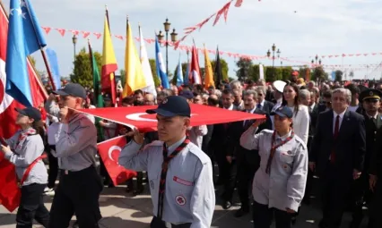 Atatürk'ü temsil eden bayrak Samsun'da karaya çıkarıldı