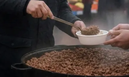 Cuma namazı çıkışı cemaate domuz kavurması yedirdi