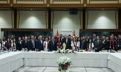 Cumhurbaşkanı Erdoğan, Yüksekovaspor Kadın Futbol Takımı'nı kabul etti