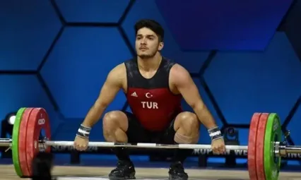 Furkan Özbek, rekor kırarak dünya şampiyonu oldu