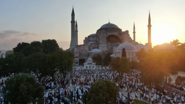 Ayasofya bayram namazında doldu taştı