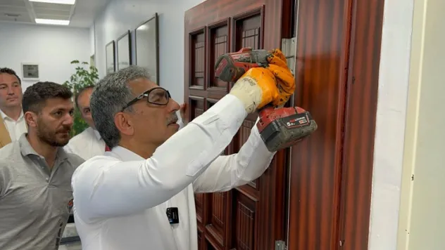 Belediye Başkanı makam odasının kapısını söktü!