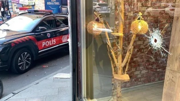 Beyoğlu'nda sokakta bulunanlara silahlı saldırı: 1 ölü, 4 yaralı