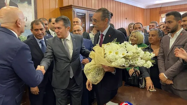 Erdal Beşikçioğlu mazbatasını aldı