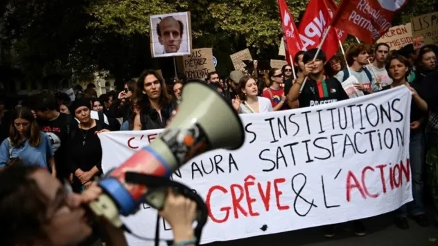 Fransa'da halk ayaklandı