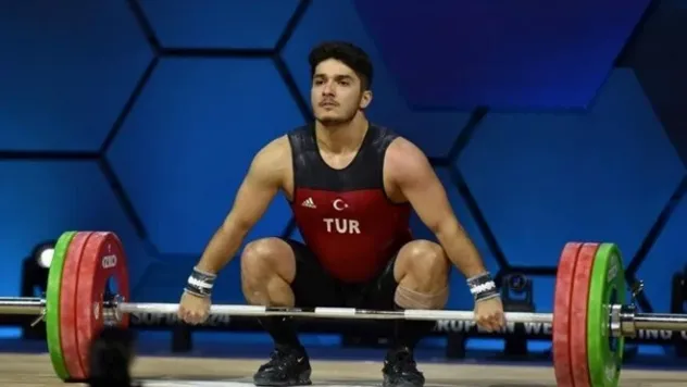 Furkan Özbek, rekor kırarak dünya şampiyonu oldu