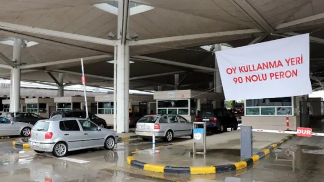 İlk oylar sandıklara düşmeye başladı