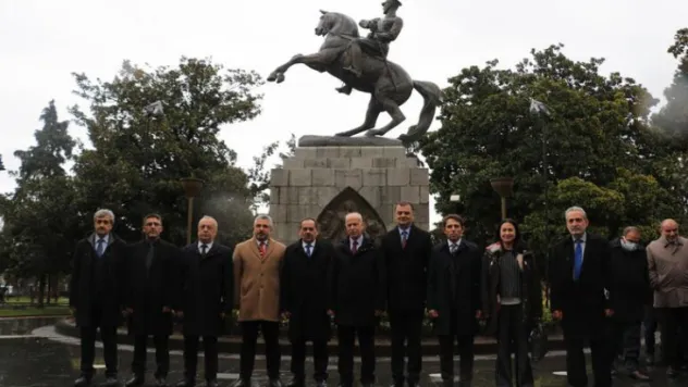 Onur Anıtı önünde siyasi partilerden ortak 'saldırı' tepkisi