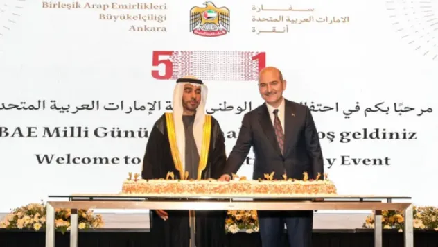 Soylu, BAE'nin milli gün etkinliğinde pasta kesti