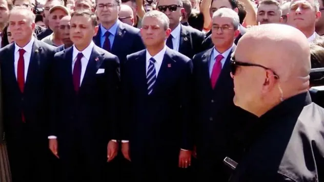 Özgür Özel, Taksim'de. Gürsel Tekin gelmedi!