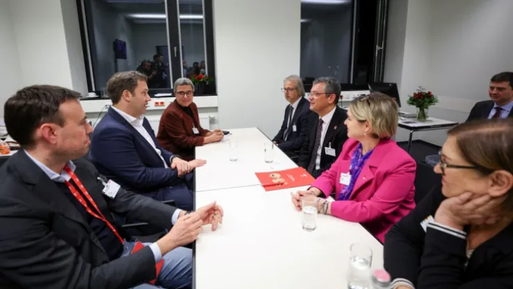 CHP Genel Başkanı Özgür Özel, Almanya'da SPD'nin kongresine katıldı