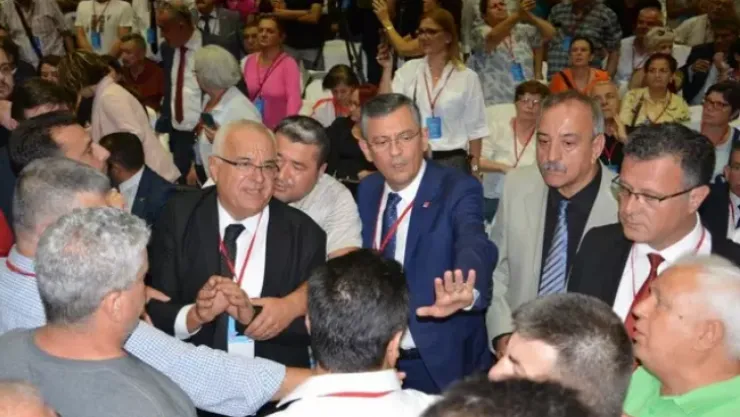 CHP Manisa İl Kongresi karıştı! Partililer arasında arbede yaşandı