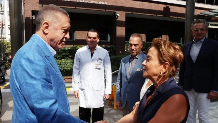 Cumhurbaşkanı Erdoğan, kaza geçiren Ali Sabancı ve eşini hastanede ziyaret etti