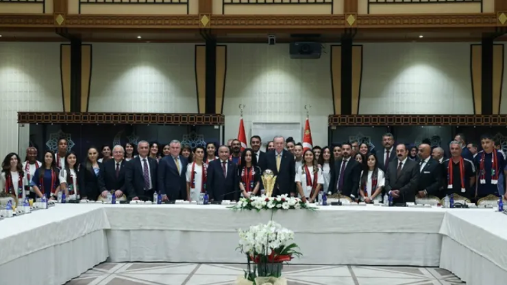 Cumhurbaşkanı Erdoğan, Yüksekovaspor Kadın Futbol Takımı'nı kabul etti