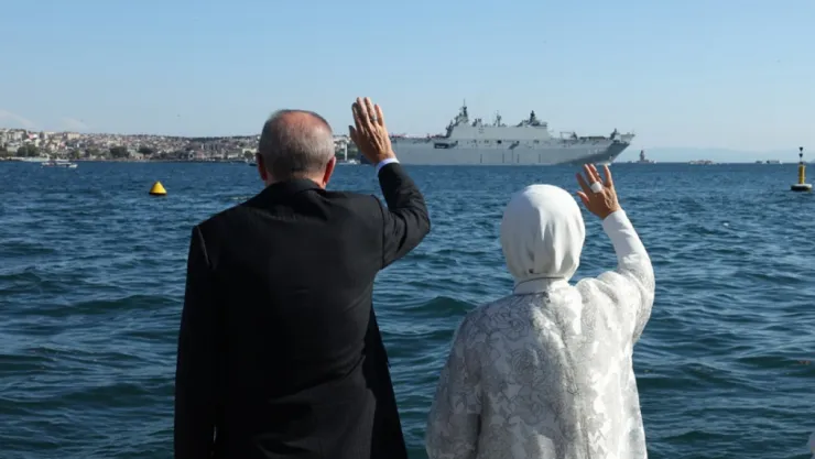 Erdoğan Dolmabahçe'den Donanma'yı selamladı