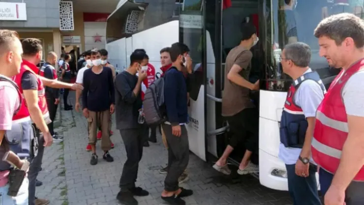 Göç İdaresi Başkanlığı: Yılbaşından bu yana 69 bin 692 kaçak göçmen sınır dışı edildi