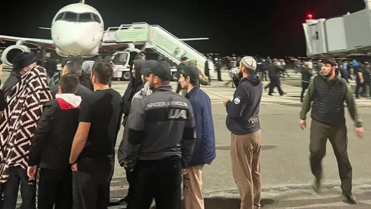 İsrail'den gelen uçağa saldırı: 20 kişi yaralandı, 60 kişi gözaltında