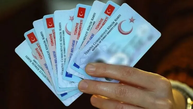 Kadınlar için soyadı düzenlemesi yargı paketinden çıkarıldı