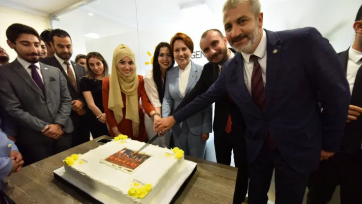 Meral Akşener'e doğum günü sürprizi: 68 yaşına girdi