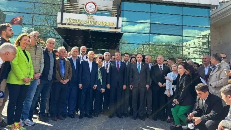 Özgür Özel YSK önünde!