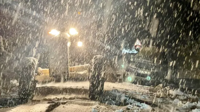 Yoğun kar yolları kesti