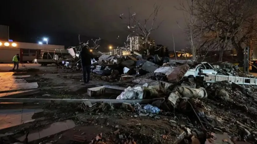 Bursa'da duvar devrildi: 10 araç ezildi