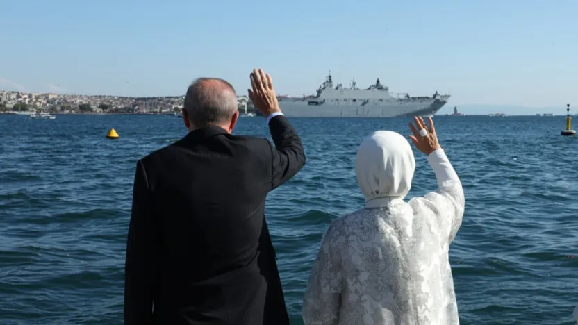 Erdoğan Dolmabahçe'den Donanma'yı selamladı