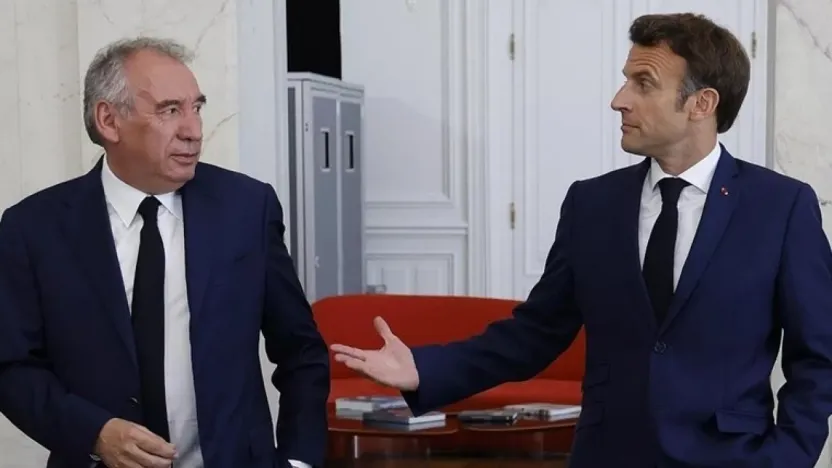 Fransa'da hükümet istifa etti