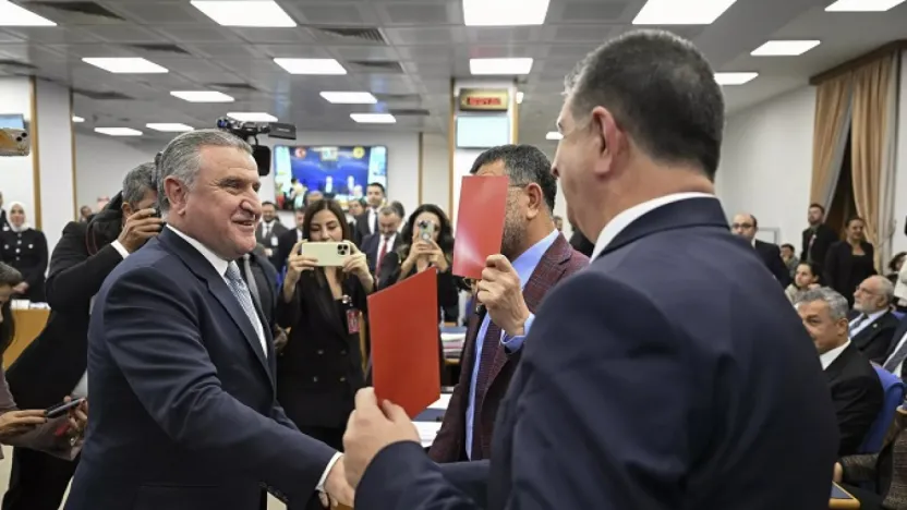 Muhalefet 'kırmızı kart' gösterdi, iktidar 'Var'dan döner' dedi!