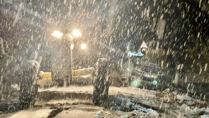Yoğun kar yolları kesti