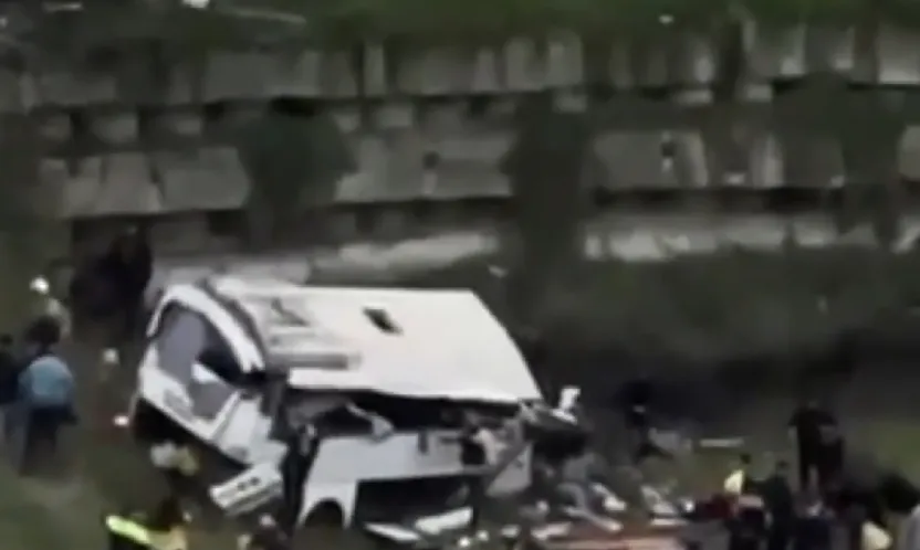 İstanbul'da işçi servisi şarampole yuvarlandı: Ölü ve yaralılar var