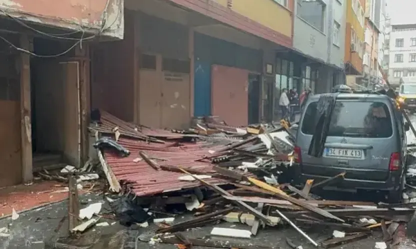 İstanbul'u lodos vurdu: Ayasofya Camii'nin alemi düştü...