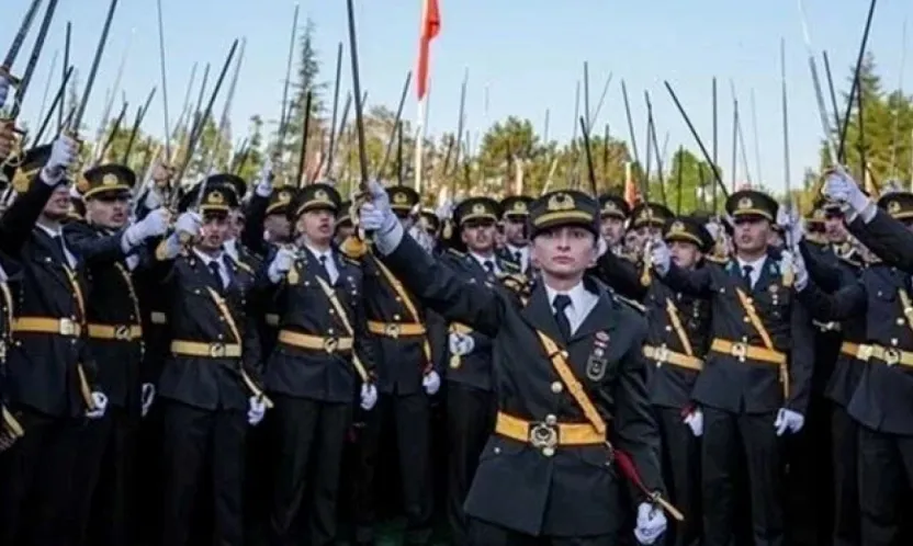 Kılıçlı teğmenlerin komutanı için TSK'dan ihraç kararı kaldırıldı