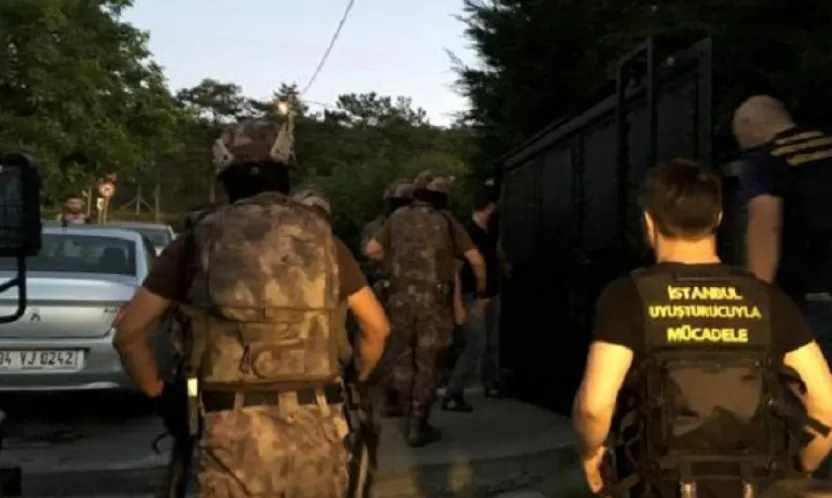 Uyuşturucu operasyonunda çatışma: Bir polis yaralı, saldırgan öldürüldü